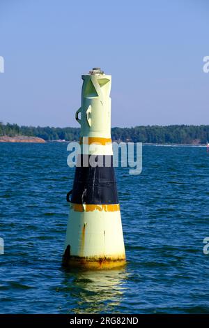 Helsinki / Finlandia - 27 GIUGNO 2023: Una grande boa di navigazione marittima circondata dal mare. Foto Stock