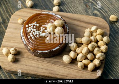 tartine di cioccolato con ripieno crema e caramello salato con noci, tartine con nocciole e crema con caramello Foto Stock