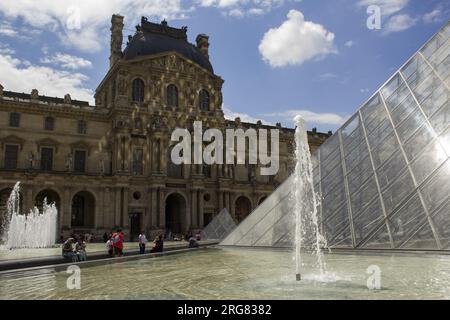 Parigi, Francia: Facciata del Museo del Louvre. 11 luglio 2018. Il museo ha una delle migliori collezioni di pittura, scultura e archeologia al mondo Foto Stock