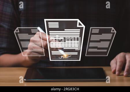 un uomo d'affari usa una penna per firmare documenti elettronici su documenti digitali su uno schermo virtuale. Tecnologia della firma elettronica e gestione dei documenti Foto Stock