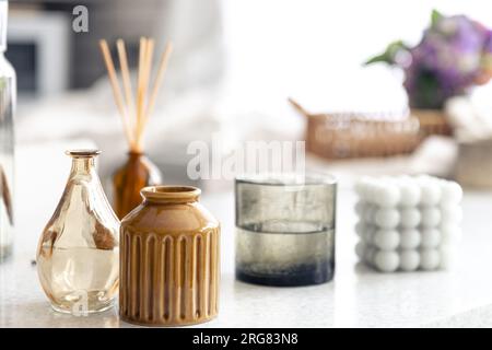 Vasi e candele su uno sfondo sfocato di un interno domestico. Foto Stock