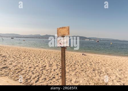 NOTIZIE. Cangas, Pontevedra, spagna. 8 agosto 2023. La contaminazione da acque fecali della spiaggia di Rodeira nel centro di Cangas ha costretto le autorità a limitare il nuoto su questa spiaggia. È uno dei più trafficati della Vigo Bay. Credito: Xan Gasalla. Foto Stock