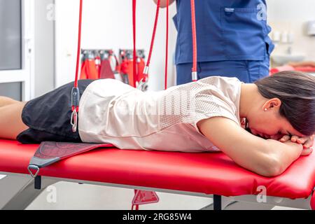Fisioterapista assiste le pazienti in un moderno centro fitness. Foto Stock