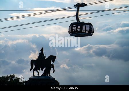 Il monumento al Kaiser Guglielmo i presso il Deutsches Eck, cabina della funivia di Coblenza per la fortezza di Ehrenbreitstein, Renania-Palatinato, Germania, Foto Stock