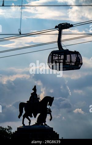 Il monumento al Kaiser Guglielmo i presso il Deutsches Eck, cabina della funivia di Coblenza per la fortezza di Ehrenbreitstein, Renania-Palatinato, Germania, Foto Stock