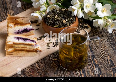 Deliziosa torta con ripieno di mirtilli e gelatina trasparente, delizioso dessert con frutti di bosco e gelatina Foto Stock