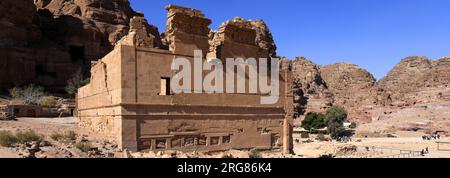 Vista del tempio di Qasr al-Bint, della città di Petra, sito patrimonio dell'umanità dell'UNESCO, del Wadi Musa, della Giordania e del Medio Oriente Foto Stock