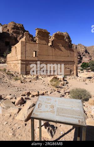 Vista del tempio di Qasr al-Bint, della città di Petra, sito patrimonio dell'umanità dell'UNESCO, del Wadi Musa, della Giordania e del Medio Oriente Foto Stock