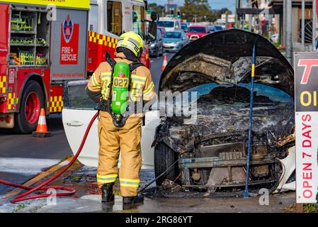 7 agosto 2023: Un membro di Fire and Rescue NSW (FRNSW) assiste a un incendio stradale su Parramatta Road nella parte occidentale di Sydney, nuovo Galles del Sud, Australia Foto Stock