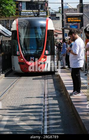 Istanbul, Turchia, Türkiye. Tram in arrivo alla fermata del tram di Gulhane. Foto Stock