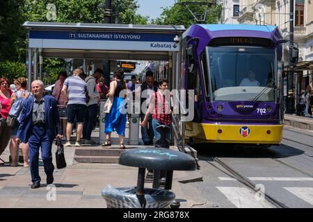 Istanbul, Turchia, Türkiye. Passeggeri che salgono e escono da un tram vicino alla Moschea Blu. Foto Stock