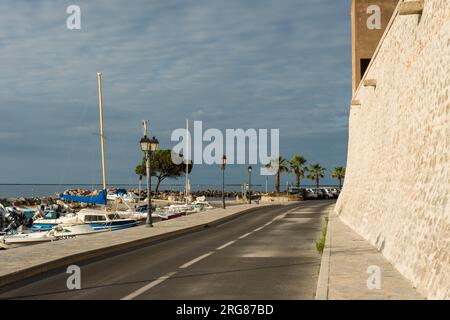 Strada lungo il bordo di Etang de Thau, Meze, Herault, Occitanie, Francia Foto Stock