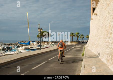 Strada lungo il bordo di Etang de Thau, Meze, Herault, Occitanie, Francia Foto Stock