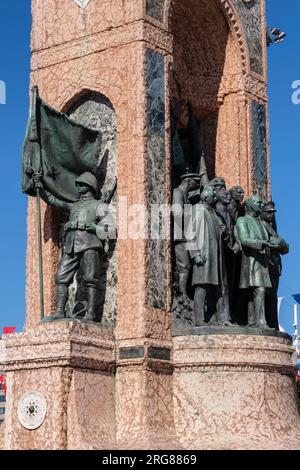 Istanbul, Turchia, Türkiye. Monumento della Repubblica in Piazza Taksim. Mustafa Kemal Ataturk in abiti civili, nel suo ruolo di leader politico. Progettato da Foto Stock