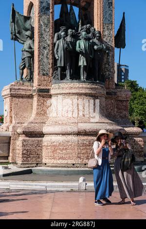 Istanbul, Turchia, Türkiye. Monumento della Repubblica in Piazza Taksim. Mustafa Kemal Ataturk in abiti civili, nel suo ruolo di leader politico. Progettato da Foto Stock