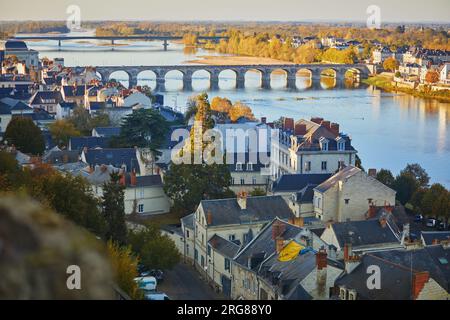 Vista panoramica del fiume Loira con il ponte Cessart a Saumur, dipartimento Maine-et-Loire, Francia occidentale Foto Stock