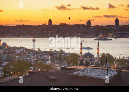 Vista panoramica del quartiere di Uskudar sul lato asiatico di Istanbul, Turchia, con Mihrimah Mosqueover sullo stretto del Bosforo con un cielo spettacolare durante il tramonto Foto Stock