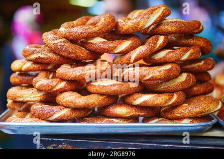 Molti bagel turchi freschi con sesamo noti come Simits in un mercato di strada a Istanbul, Turchia Foto Stock