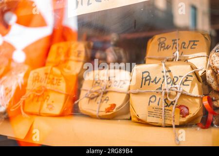 Pisa, Italia - 18 Marzo 2023:Panforte in confezioni festive di carta in vendita al banco di una vetrina. Foto di alta qualità Foto Stock