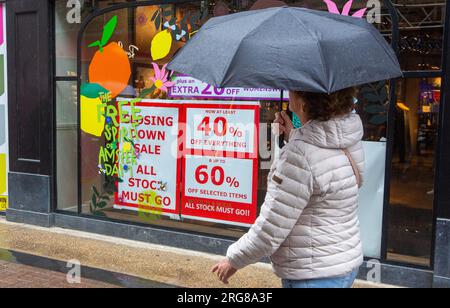 Londra, Regno Unito. 08 agosto 2023. Gli acquirenti vengono visti nel West End di Londra in una giornata di pioggia mentre i rivenditori stanno aumentando le promozioni per cercare di persuadere gli acquirenti a spendere di più dopo il business di luglio che ha colpito il clima umido. Credito: Tayfun salci / Alamy Live News Foto Stock