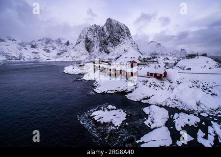 Villaggio di Hamnoy coperto di neve Foto Stock