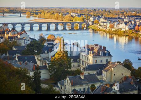 Vista panoramica del fiume Loira con il ponte Cessart a Saumur, dipartimento Maine-et-Loire, Francia occidentale Foto Stock