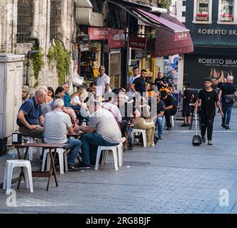 Istanbul, Turchia, Türkiye. Clienti in un caffè sul marciapiede. Foto Stock