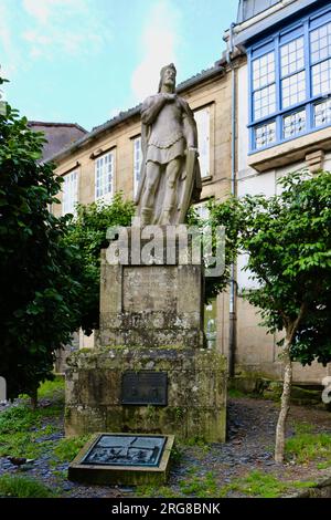 La statua in pietra di Alfonso II de Asturias, re delle Asturie soprannominato il casto, scoprì la tomba di San Giacomo Santiago de Compostela, Galizia Spagna Foto Stock