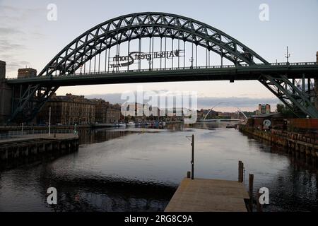 Il Tyne Bridge di Newcastle nominò ufficialmente George 5th bridge. Un ponte ad arco sul fiume Tyne che collega Newcastle a Gateshead. Di sera Foto Stock