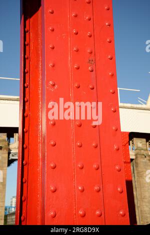 Lo Swing Bridge a Newcastle. Ponte stradale in metallo dipinto di rosso e bianco sul fiume Tyne. Foto Stock