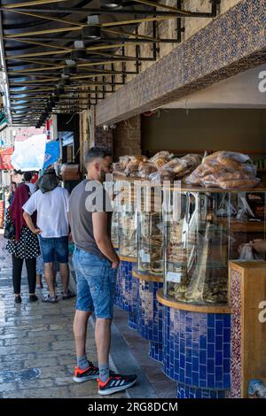 Said Abulafia e Sons Bakery in via Yefet vicino alla torre dell'orologio e al mercato delle pulci di Jaffa, Tel Aviv, Israele Foto Stock