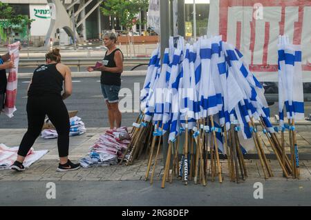 Settimana 30 delle manifestazioni contro la dittatura, le bandiere israeliane vengono distribuite per dimostrare che giungono alla principale manifestazione settimanale di Kaplan Foto Stock