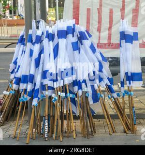 Settimana 30 delle manifestazioni contro la dittatura, le bandiere israeliane vengono distribuite per dimostrare che giungono alla principale manifestazione settimanale di Kaplan Foto Stock