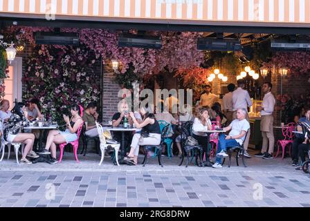 Istanbul, Turchia, Türkiye. Via Istiklal, Patroni in un caffè sul marciapiede. Foto Stock