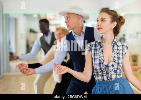 Gruppo di danzatori di età diversi che preparano prestazioni di oscillazione Foto Stock