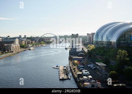 Il fiume Tyne a Newcastle con il Gateshead Millennium Bridge in lontananza. Il Sage Gateshead si trova a destra dell'immagine. Foto Stock