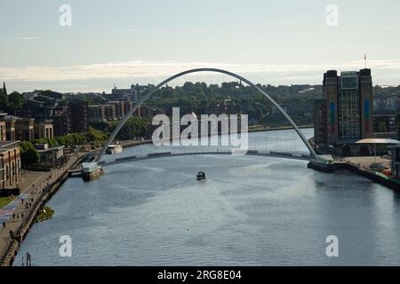 Il fiume Tyne a Newcastle con il Gateshead Millennium Bridge in lontananza. Ha una pista pedonale e ciclabile solo sul ponte. Foto Stock