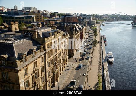 Il fiume Tyne a Newcastle con il Gateshead Millennium Bridge in lontananza. Ha una pista pedonale e ciclabile solo sul ponte. Foto Stock