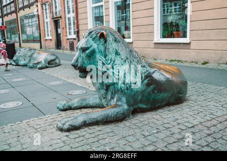 Danzica, Polonia - 11 novembre 2022: Statue di leoni di bronzo nella città vecchia di Danzica come simbolo della città, Polonia Foto Stock