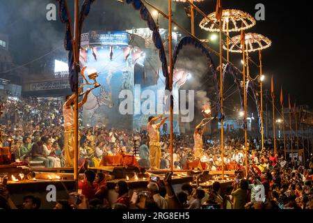 Varanasi India - 12 marzo 2023 culto Ganga su Dashashvamedh Ghat, Varanasi, India Foto Stock