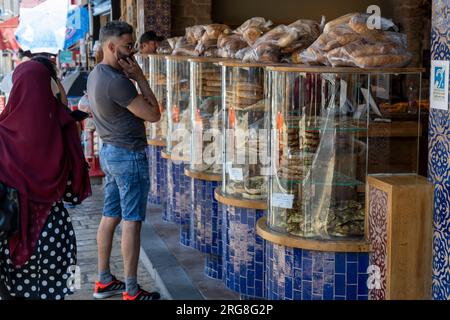 Said Abulafia e Sons Bakery in via Yefet vicino alla torre dell'orologio e al mercato delle pulci di Jaffa, Tel Aviv, Israele Foto Stock