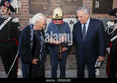 Charleroi, Belgio. 8 agosto 2023. La regina Paola del Belgio e il ministro degli affari esteri italiano Antonio Tajani svelano una targa commemorativa in occasione del disastro minerario di Bois du Cazier a Marcinelle, Charleroi, martedì 08 agosto 2023, in occasione del 67° anniversario della tragedia. L'8 agosto 1956, 262 persone sono state uccise in un incendio che ha distrutto la miniera. BELGA PHOTO POOL FREDERIC ANDRIEU Credit: Belga News Agency/Alamy Live News Foto Stock