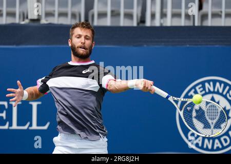 Toronto, Canada, 5 agosto 2023: Corentin Moutet di Francia in azione durante il primo turno di qualificazione contro Justin Boulais del Canada al Sobeys Stadium di Toronto, Canada. Moutet ha vinto l'incontro, 6-0, 6-3. Foto Stock