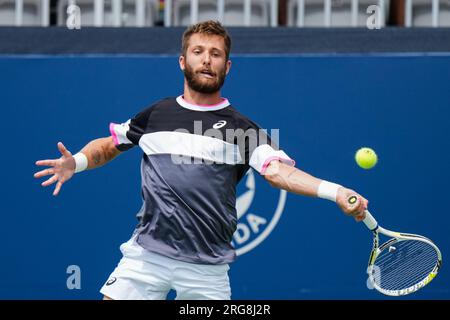 Toronto, Canada, 5 agosto 2023: Corentin Moutet di Francia in azione durante il primo turno di qualificazione contro Justin Boulais del Canada al Sobeys Stadium di Toronto, Canada. Moutet ha vinto l'incontro, 6-0, 6-3. Foto Stock