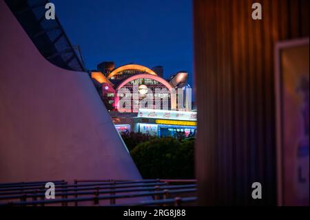 LONDRA - 22 aprile 2023: La stazione di Charing Cross si illumina di arancione il giorno di Stephen Lawrence, vista di notte attraverso il Tamigi tra edifici, una poigna Foto Stock