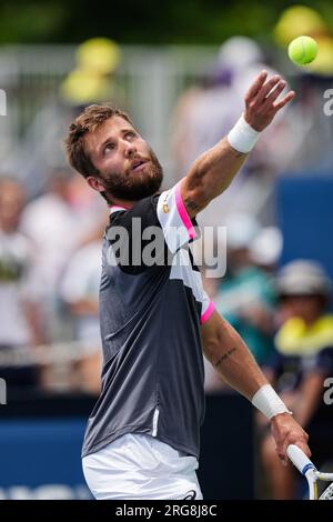 Toronto, Canada, 5 agosto 2023: La francese Corentin Moutet serve durante il primo turno di qualificazione contro il canadese Justin Boulais al Sobeys Stadium di Toronto, Canada. Moutet ha vinto l'incontro, 6-0, 6-3. Foto Stock