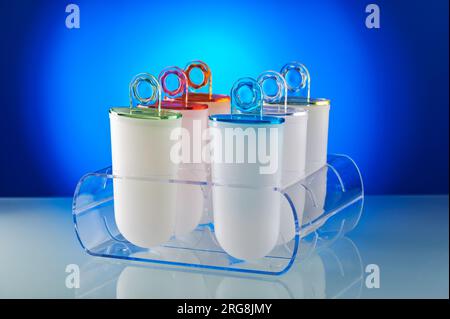 Gli stampi lolly Form per gelato in plastica si trovano su un supporto in plexiglass Foto Stock