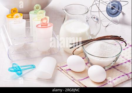 Gli stampi di plastica per gelato lolly sono posizionati su un supporto in plexiglas, ingredienti per cucinare Foto Stock