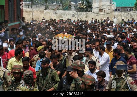 Srinagar, India. 6 agosto 2023. 6 agosto 2023, Bandipora Kashmir, India: Soldati dell'esercito indiano e abitanti del villaggio portano la bara di un soldato dell'esercito indiano Waseem Sarwar Bhat durante la sua processione funeraria a Bandipora, a nord di Srinagar. Bhat fu tra i tre soldati dell'esercito indiano uccisi in un incontro con militanti nel distretto di Kulgam nel Kashmir meridionale il 4 agosto 2023. Il 6 agosto 2023 a Bandipora Kashmir, India. (Foto di Firdous Nazir/Eyepix Group/Sipa USA) credito: SIPA USA/Alamy Live News Foto Stock