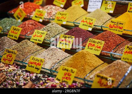 Vari sprices sul Bazar egiziano o sul Bazar delle spezie, uno dei più grandi bazar di Istanbul, Turchia. Il mercato vende spezie, dolci, gioielli, frutta secca Foto Stock